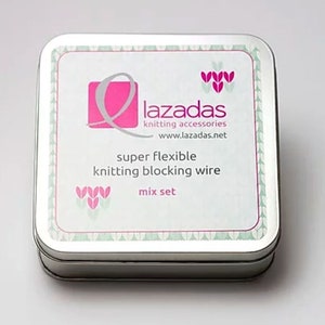 Può includere: Una scatola di latta argentata con un'etichetta bianca che dice "Lazadas knitting accessories www.lazada.net" e "super flexible knitting blocking wire mix set". L'etichetta ha un design floreale rosa e verde.