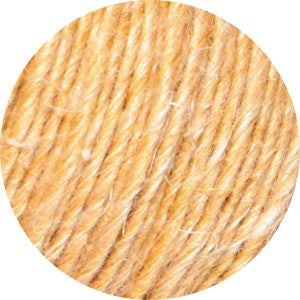 Könnte beinhalten: Nahaufnahme einer Spule mit naturfarbenem Garn. Das Garn besteht aus einer weichen, natürlichen Faser und hat eine leicht strukturierte Oberfläche.