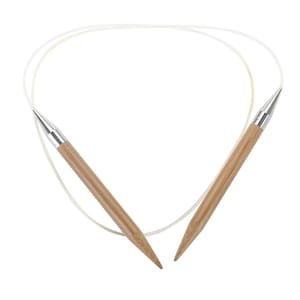 Puede incluir: Un par de agujas de tejer circulares de bambú con un cordón blanco. Las agujas son puntiagudas y tienen un acabado de madera natural.