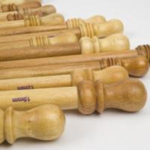 Può includere: Un set di ferri da maglia in legno di diverse dimensioni, che vanno da 1,5 mm a 3,5 mm. I ferri hanno una finitura liscia e naturale e sono perfetti per i progetti di maglia.