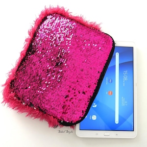 Housse pour tablette 10/11 pouces, Étui de Protection tricot fait main fausse fourrure rose fuchsia, Pochette allover sequins, Cadeau Femme