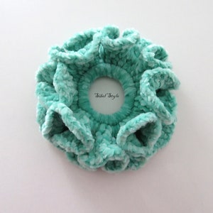 Chouchou Élastique cheveux crochet fait main velours vert clair pastel femme, Attache chignon Accessoire coiffure, Cadeau anniversaire fille