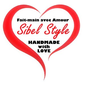 Puede incluir: Un gr&aacute;fico de contorno de coraz&oacute;n rojo que contiene el texto negro Fait-main avec Amour, el texto en cursiva roja Sibel Style y el texto negro HANDMADE with LOVE, todo centrado dentro de la forma del coraz&oacute;n sobre un fondo blanco.