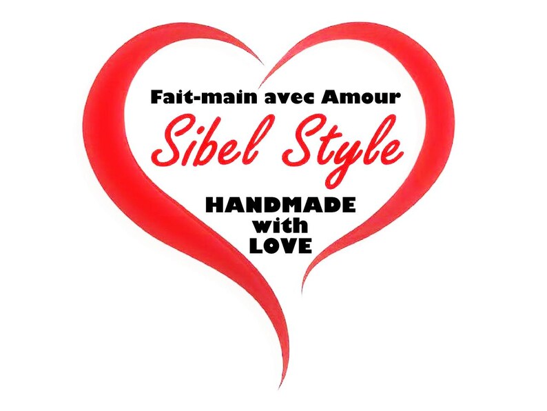 Puede incluir: Un gr&aacute;fico de contorno de coraz&oacute;n rojo que contiene el texto negro Fait-main avec Amour, el texto en cursiva roja Sibel Style y el texto negro HANDMADE with LOVE, todo centrado dentro de la forma del coraz&oacute;n sobre un fondo blanco.