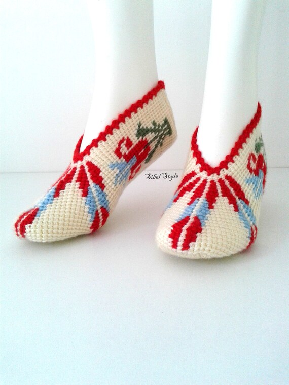 Women's Off-White Hand-Knitted Slipper Socks, Low-Cut Floral Ankle Socks, Winter Slippers