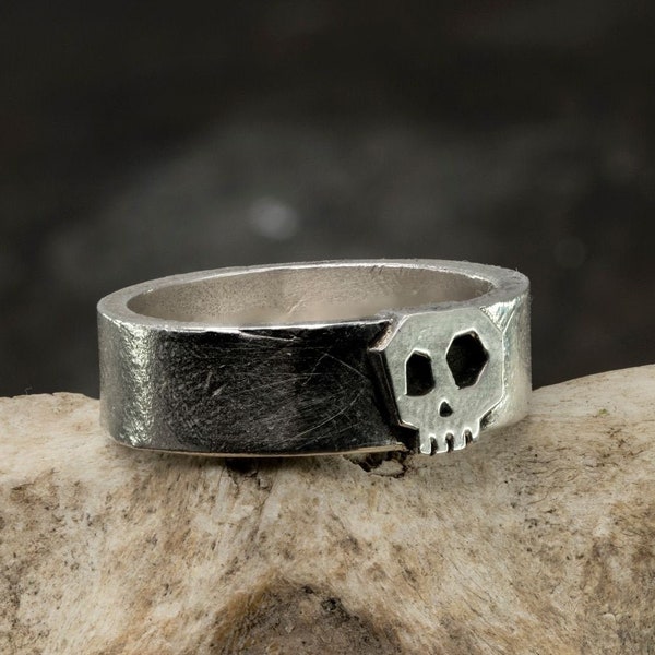 Statement Totenkopf Ring mit breitem Band für Männer.