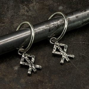 Pendientes Vikingos con rune de protección de aro en plata de ley