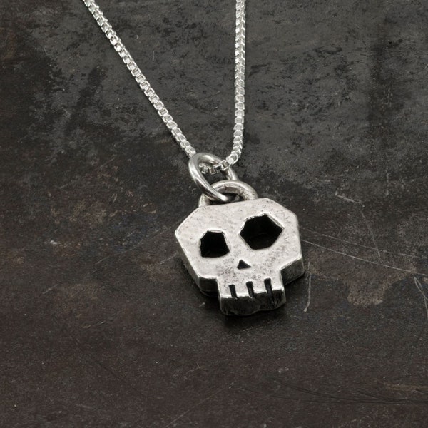 Pequeño collar de CALAVERA