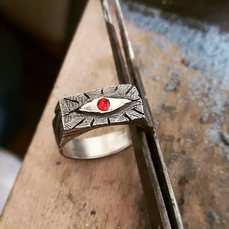 Odins Öga Vikingainspirerad ring i sterlingsilver. Rustik ring för män bild 6