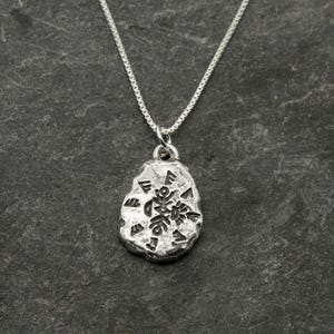 Halsband med skyddande talisman, amulett inspirerad av skräck- och fantasyserier, handgjorda smycken,