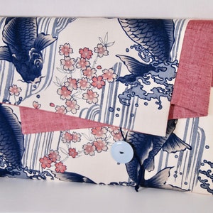 Moderna funda japonesa para portátil o tamaño A4 con diseño de koi en algodón