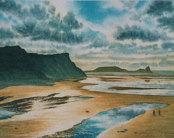 Puede incluir: Una pintura de acuarela de una escena de playa con un gran acantilado verde en el fondo y una isla verde más pequeña en la distancia. La playa está cubierta de arena y agua, con algunas personas caminando por la playa. El cielo está nublado y azul, con el sol brillando a través de las nubes.