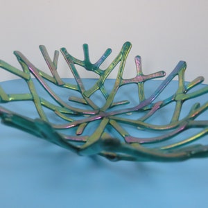 2871 - Plat en verre fusionné « Corail » vert irisé