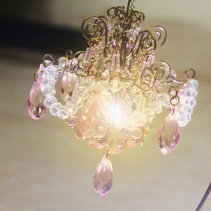 Lámpara de araña de lujo clásica en miniatura con luz de batería rosa para casa de muñecas, muebles para muñecas, decoración para el hogar