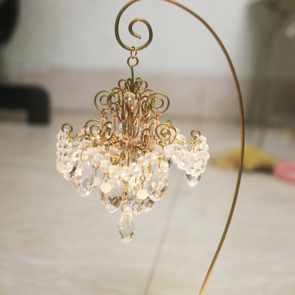 Mini lustre classique de luxe, perles de cristal transparent avec base à LED, carillons éoliens attrape-soleil, gouttes suspendues, maison de poupée, décoration de jardin, cadeaux