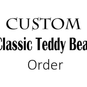 Könnte beinhalten: Bestellung eines klassischen Teddybären. Dieses Bild zeigt den Text "CUSTOM Classic Teddy Bear Order" in schwarzer Schrift auf weißem Hintergrund.