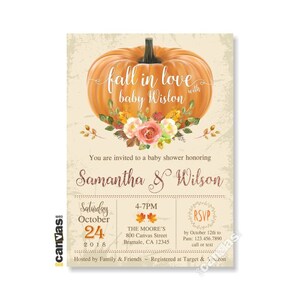 Pu&ograve; includere: Un invito a un baby shower a tema autunnale. Il design presenta una zucca arancione con la scritta "fall in love with baby Wislon". Sotto la zucca ci sono dei fiori. L'invito include i nomi Samantha & Wilson, la data, l'ora e le informazioni RSVP.