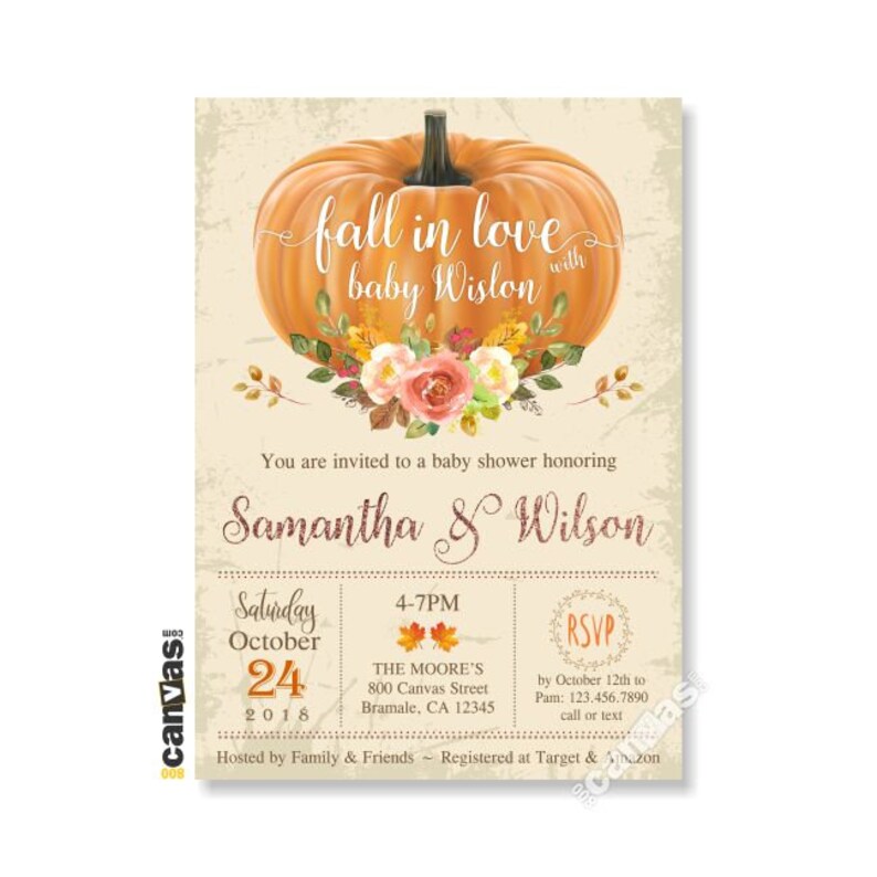 Pu&ograve; includere: Un invito a un baby shower a tema autunnale. Il design presenta una zucca arancione con la scritta "fall in love with baby Wislon". Sotto la zucca ci sono dei fiori. L'invito include i nomi Samantha & Wilson, la data, l'ora e le informazioni RSVP.