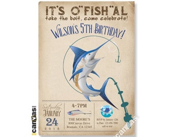 Puede incluir: Una invitación de cumpleaños de temática de pesca azul y blanca para un 5º cumpleaños. La invitación presenta un pez marlin de dibujos animados, una caña de pescar y el texto "It's O'Fish'al take the bait, come celebrate! Wilson's 5th Birthday!" La invitación también incluye la fecha, la hora y el lugar de la fiesta.