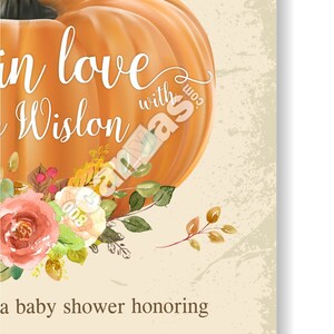 Pu&ograve; includere: Un invito per un baby shower a tema autunnale. Il design presenta una grande zucca arancione, elementi floreali e il testo "in love with Wilson" e "un baby shower in onore di Wilson."
