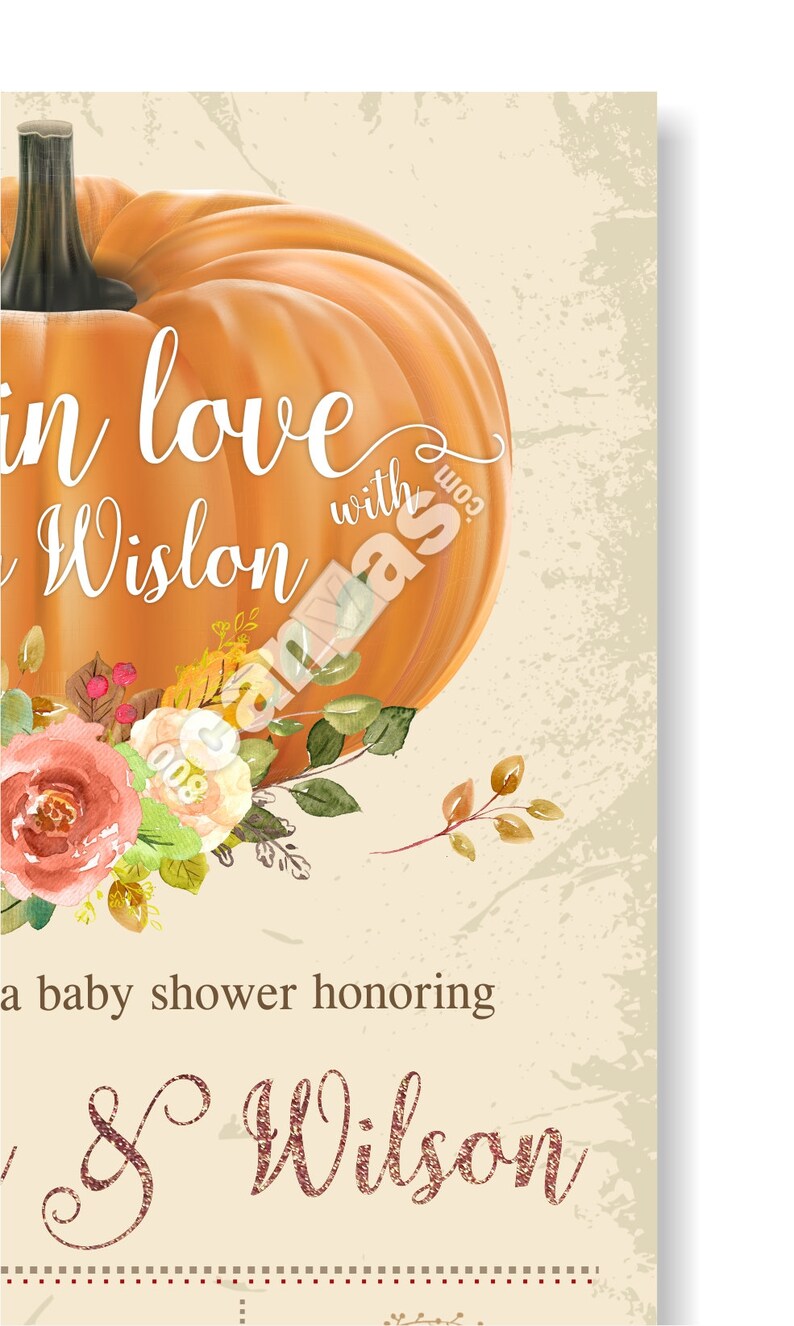 Pu&ograve; includere: Un invito per un baby shower a tema autunnale. Il design presenta una grande zucca arancione, elementi floreali e il testo "in love with Wilson" e "un baby shower in onore di Wilson."