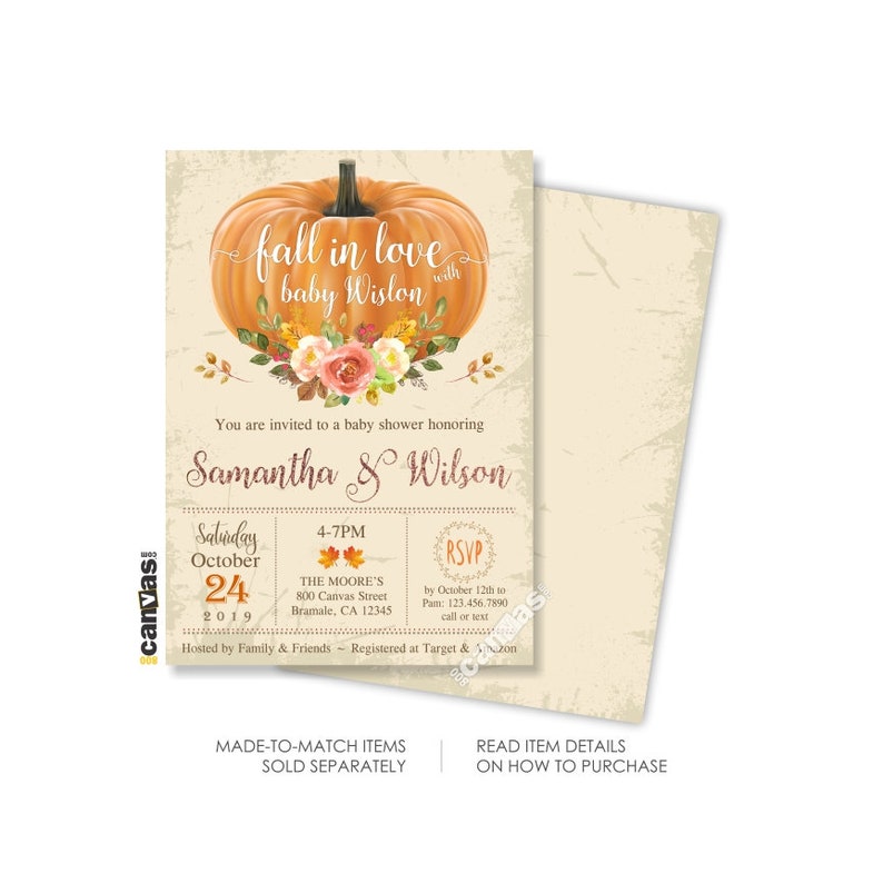 Pu&ograve; includere: Invito per baby shower con una grande zucca arancione e la scritta "fall in love with baby Wislon". L'invito include i nomi Samantha & Wilson, la data, l'ora, il luogo e le informazioni RSVP. Il design ha un tema rustico autunnale.