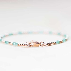 Fijne smaragdgroene armband met roségouden vulling of sterlingzilver, magere Zambiaanse sieraden met smaragd kralen, geboortesteen mei afbeelding 5