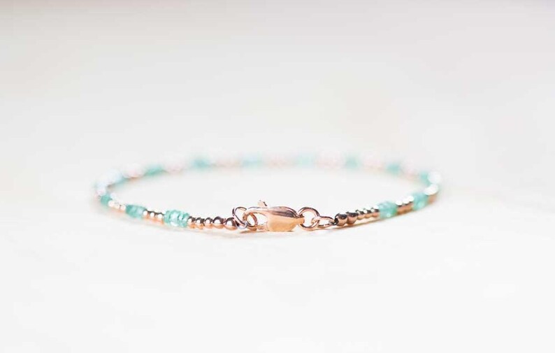 Fijne smaragdgroene armband met roségouden vulling of sterlingzilver, magere Zambiaanse sieraden met smaragd kralen, geboortesteen mei afbeelding 5