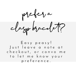 K&ouml;nnte beinhalten: Wei&szlig;er Hintergrund mit schwarzem Schrifttext. Der Text lautet "prefera clasp bracelet?" und "Easy peasy! Just leave a note at checkout, or convo me to let me know your preference."