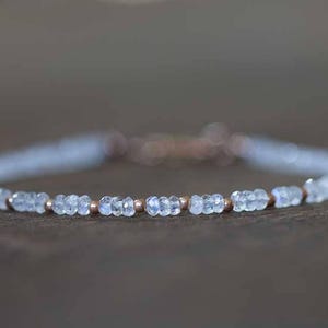 Maansteenarmband met roségoud gevuld of sterlingzilver, kralen regenboog maansteen sieraden, witte edelsteen stapelen, juni geboortesteen afbeelding 1