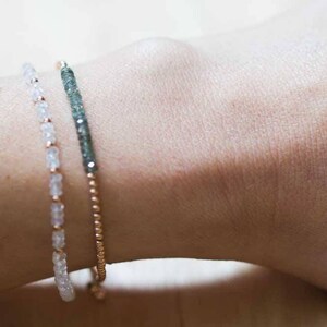 Maansteenarmband met roségoud gevuld of sterlingzilver, kralen regenboog maansteen sieraden, witte edelsteen stapelen, juni geboortesteen afbeelding 6