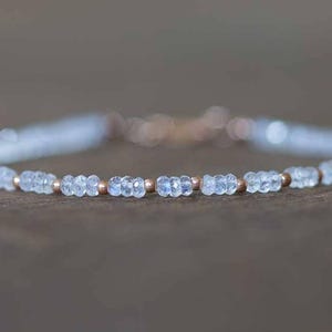 Maansteenarmband met roségoud gevuld of sterlingzilver, kralen regenboog maansteen sieraden, witte edelsteen stapelen, juni geboortesteen afbeelding 2
