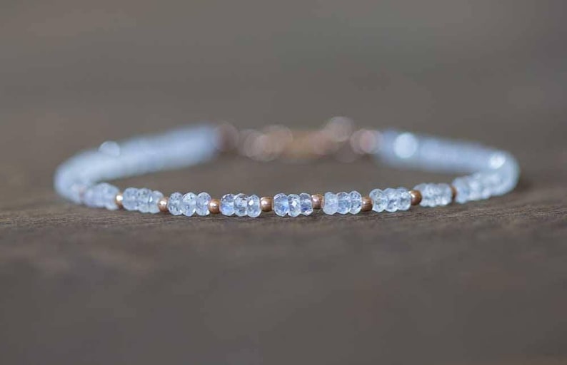 Maansteenarmband met roségoud gevuld of sterlingzilver, kralen regenboog maansteen sieraden, witte edelsteen stapelen, juni geboortesteen afbeelding 2