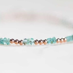 Fijne smaragdgroene armband met roségouden vulling of sterlingzilver, magere Zambiaanse sieraden met smaragd kralen, geboortesteen mei afbeelding 3
