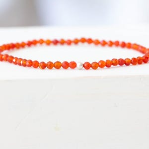 Delicada pulsera elástica de ágata roja, joyería apilable con cuentas de piedras preciosas naranjas, cristal genuino
