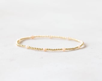 Pulsera de ópalo rosa con cuentas de plata de ley, chapadas en oro o chapadas en oro rosa. Delicadas cuentas elásticas de 2 mm. Joyería natural genuina.