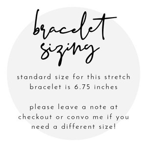 K&ouml;nnte beinhalten: Ein wei&szlig;es, kreisf&ouml;rmiges Grafikdesign mit den Worten "bracelet sizing" in schwarzer Schrift. Der Text darunter gibt an, dass die Standardgr&ouml;&szlig;e f&uuml;r dieses Stretch-Armband 17,1 cm betr&auml;gt. Zus&auml;tzlicher Text fordert Kunden auf, eine Notiz zu hinterlassen, falls eine andere Gr&ouml;&szlig;e ben&ouml;tigt wird.