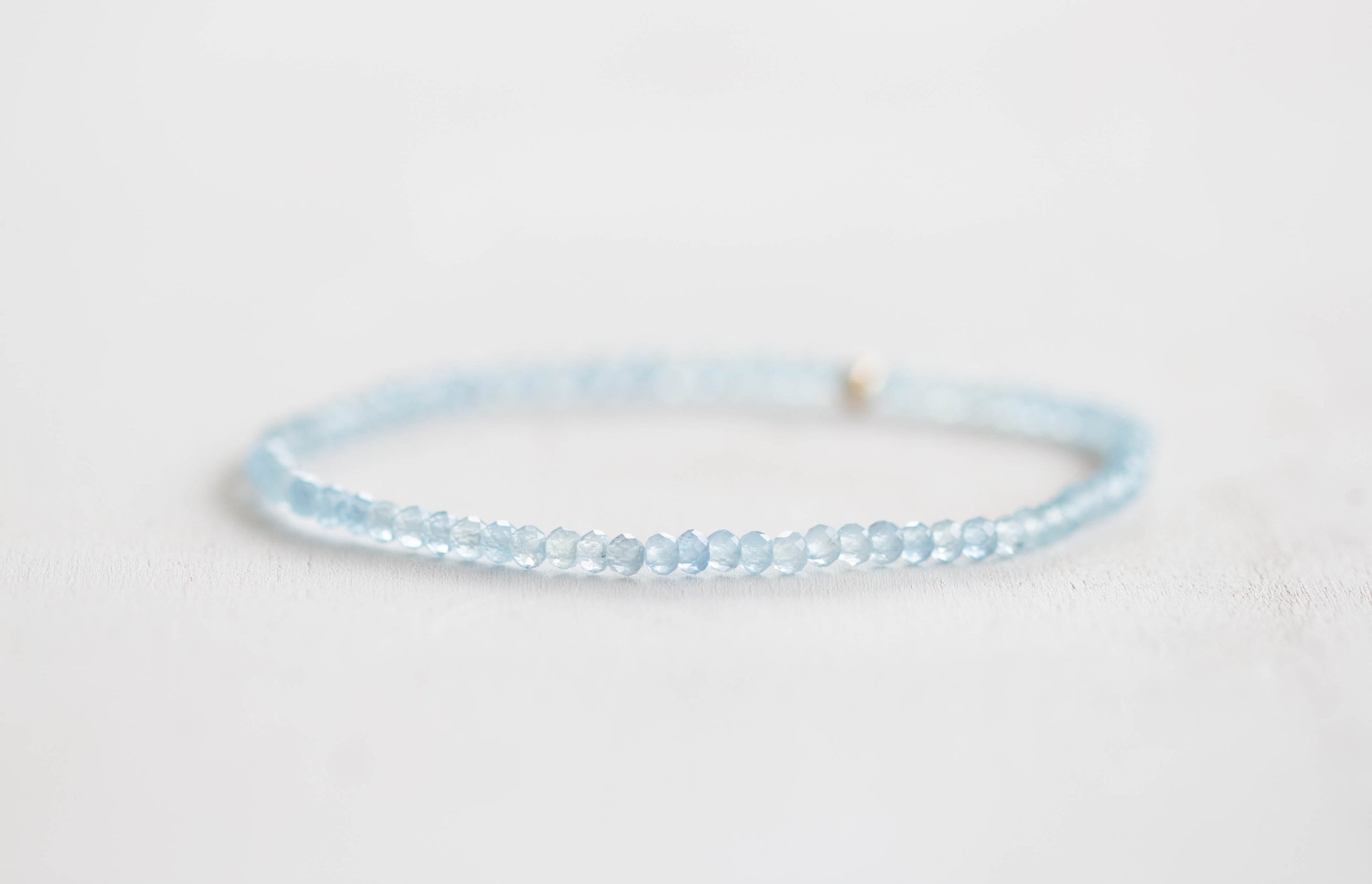 Aquamarin Stretch Armband, Perlen Blauer Stein Schmuck, März Geburtsstein Kristall Geschenk