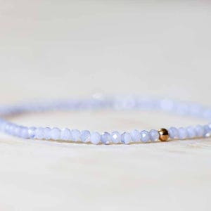 Pulseira elástica de calcedônia azul, pulseira delicada de contas elásticas azuis para usar em conjunto com outras pulseiras, joia de ágata rendada azul