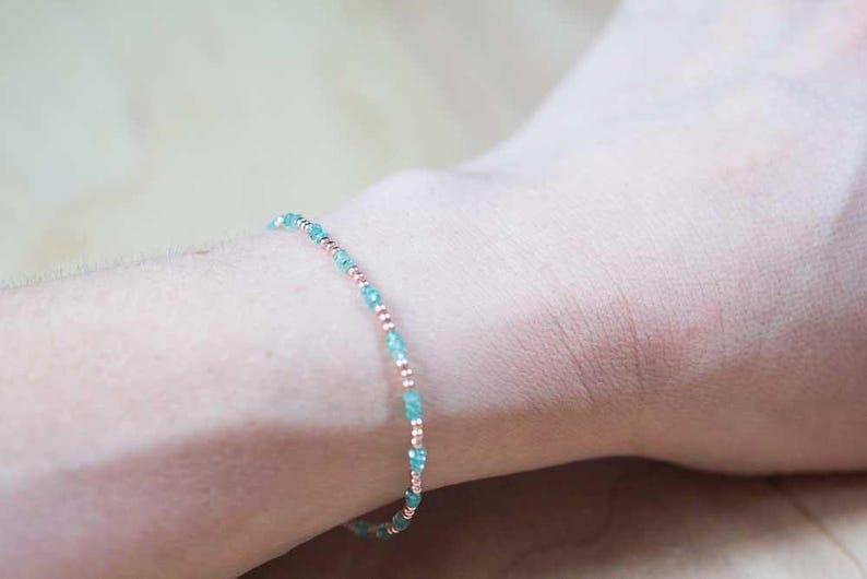 Fijne smaragdgroene armband met roségouden vulling of sterlingzilver, magere Zambiaanse sieraden met smaragd kralen, geboortesteen mei afbeelding 6