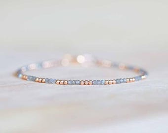 Bracciale in labradorite, gioiello con perline grigie impilabili, ultra delicato e minimale, super sottile e minimalista, argento sterling riempito in oro rosa