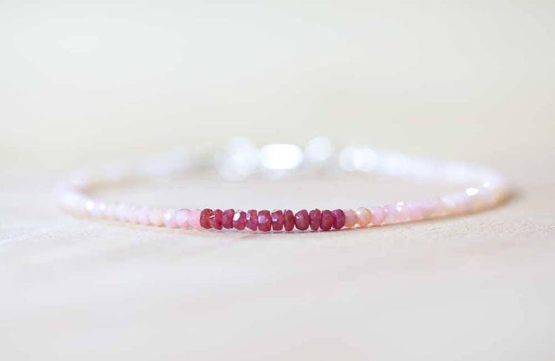 Rosa Opal & Rubin Armband, Zarte Perlen Multi Edelstein Armband, Rot und Rosa Echter Edelstein Schmuck, Oktober Juli Geburtsstein Bild 1