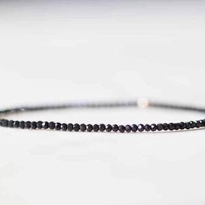 Spinell Stretch Armband, Ultra Zarte Facettierte Winzige Perlen Schmuck, Elastisches Armband, Minimalistisch