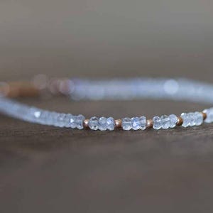 Maansteenarmband met roségoud gevuld of sterlingzilver, kralen regenboog maansteen sieraden, witte edelsteen stapelen, juni geboortesteen afbeelding 3