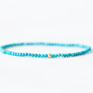 Turquoise stretcharmband, delicate, uit Arizona gewonnen echte edelsteen elastische sieraden, kleine facetkralen