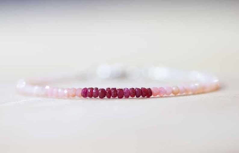 Rosa Opal & Rubin Armband, Zarte Perlen Multi Edelstein Armband, Rot und Rosa Echter Edelstein Schmuck, Oktober Juli Geburtsstein Bild 2