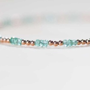 Fijne smaragdgroene armband met roségouden vulling of sterlingzilver, magere Zambiaanse sieraden met smaragd kralen, geboortesteen mei afbeelding 2
