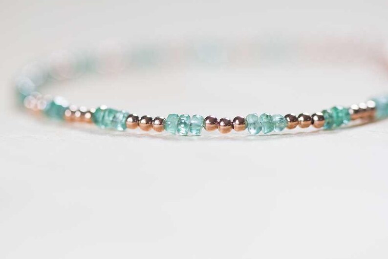 Fijne smaragdgroene armband met roségouden vulling of sterlingzilver, magere Zambiaanse sieraden met smaragd kralen, geboortesteen mei afbeelding 2