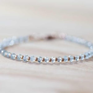 Pulsera de aguamarina con relleno de oro rosa o plata de ley, delicada joyería de aguamarina con cuentas, regalo de piedra natal de marzo imagen 1
