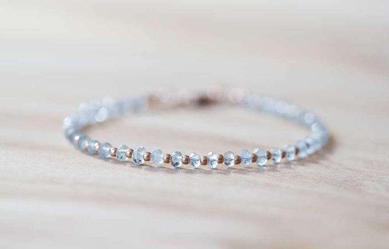 Pulsera de aguamarina con relleno de oro rosa o plata de ley, delicada joyería de aguamarina con cuentas, regalo de piedra natal de marzo imagen 1